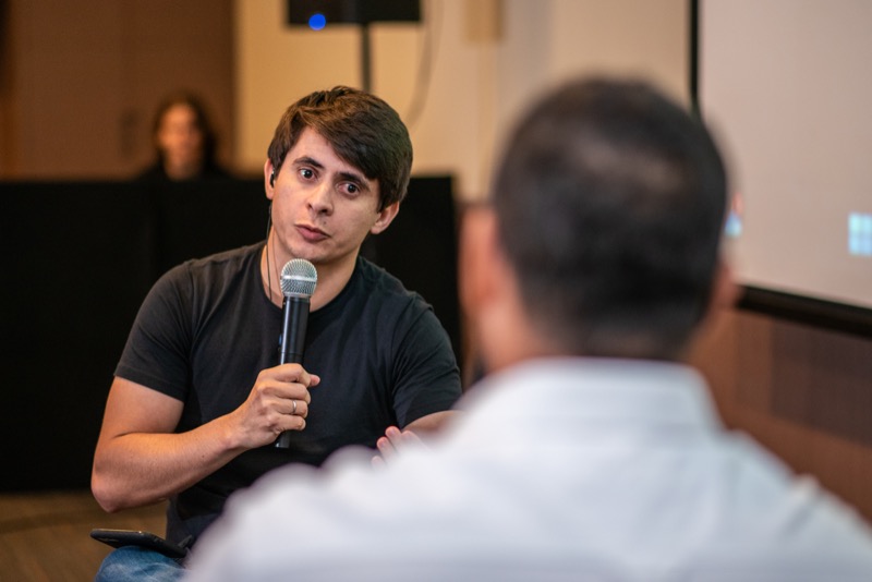Edvan Jacques falando ao microfone em evento ao vivo