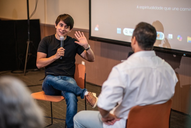 Edvan Jacques gesticulando durante palestra