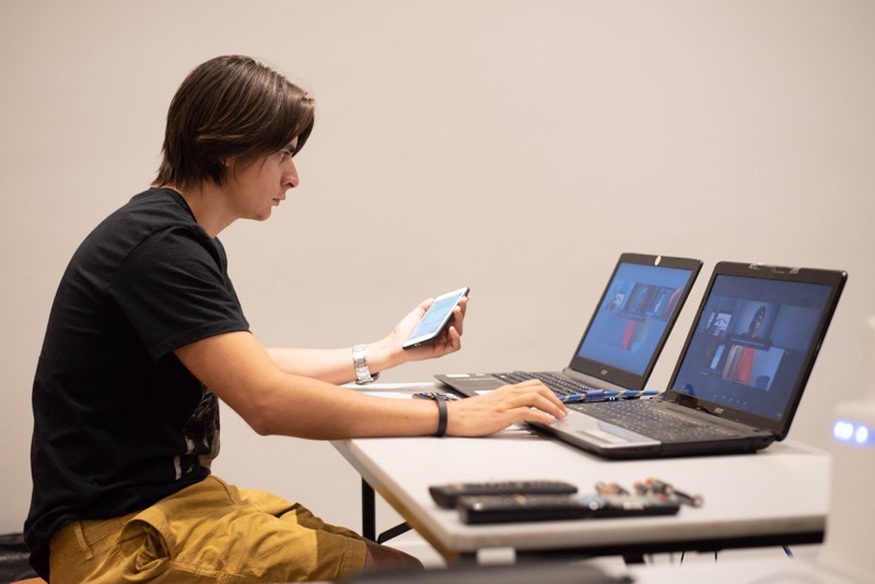 Edvan Jacques operando o Funil de WhatsApp em dois notebooks