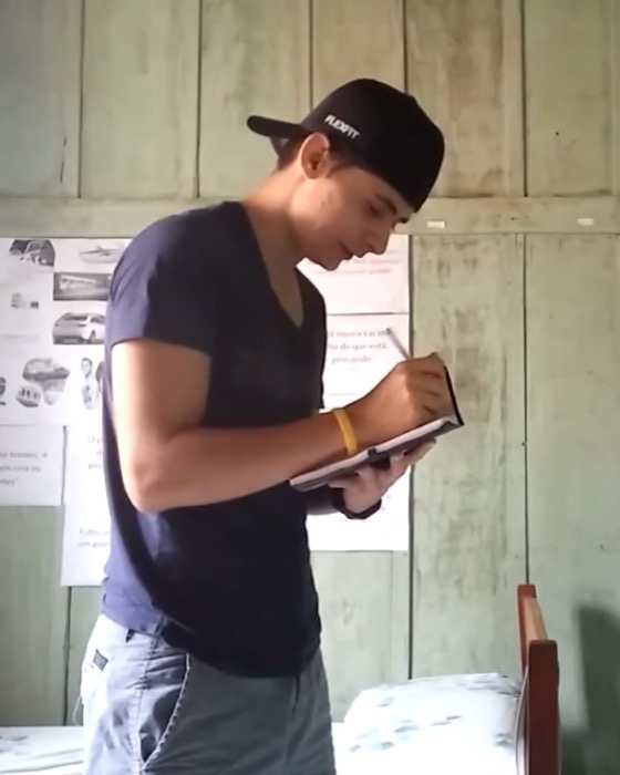 Edvan Jacques planejando conteúdo à mão, nos primeiros meses no digital