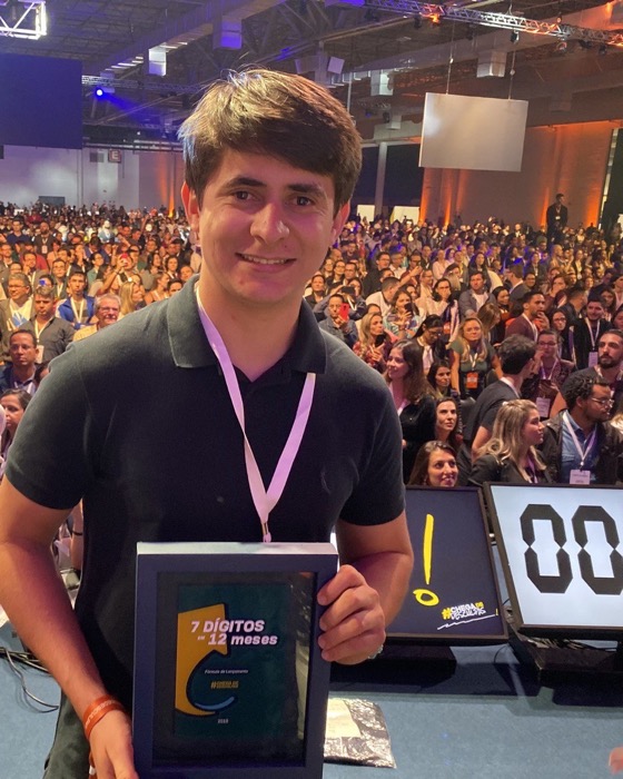 Edvan Jacques com o prêmio 7 dígitos em 12 meses, em frente a milhares de pessoas